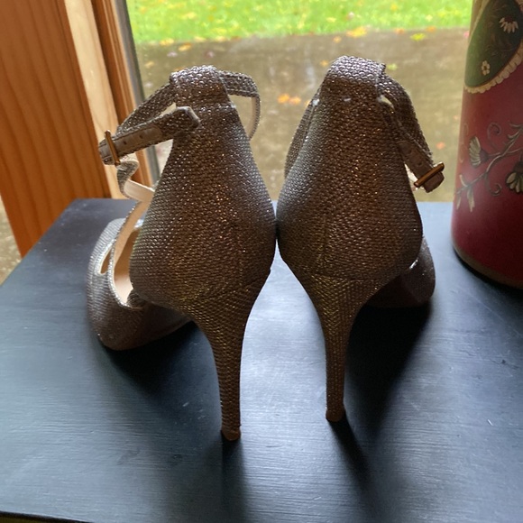 MARC FISHER Metallic strap stiletto size 9 - Picture 4 of 6